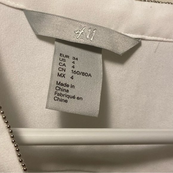 074 H&M Womens Blouse Shirt Size 4 off white Color long sleeve 2 pocket - Picture 3 of 10